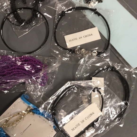 Lot of Costume Jewelry- bracelets - Picture 6 of 12
